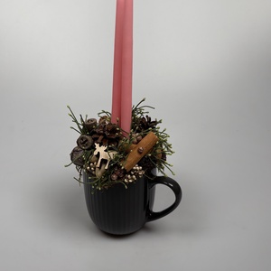 Sötétszürke, bordázott bögrére épült, 2 rózsaszín ceruzagyertyás adventi asztaldísz örökzöldekkel (XM-32) - Meska.hu