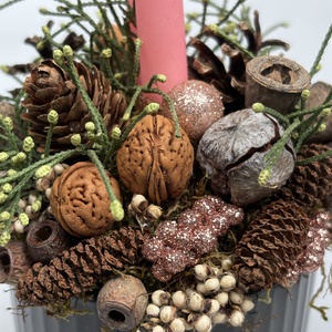 Sötétszürke, bordázott bögrére épült, 2 rózsaszín ceruzagyertyás adventi asztaldísz örökzöldekkel (XM-32) - karácsony - adventi díszek - adventi asztaldísz - Meska.hu