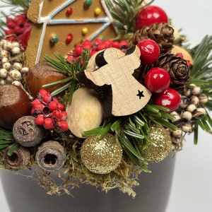 Csokibarna bögrére épült, mézeskalács fenyőt formázó kiegészítővel díszített adventi asztaldísz örökzöldekkel (XM-33) - karácsony - adventi díszek - adventi asztaldísz - Meska.hu