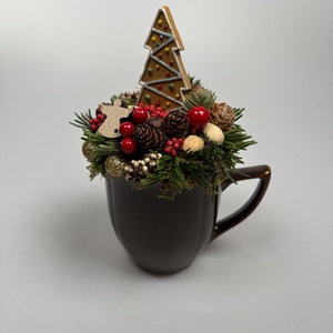 Csokibarna bögrére épült, mézeskalács fenyőt formázó kiegészítővel díszített adventi asztaldísz örökzöldekkel (XM-33) - Meska.hu
