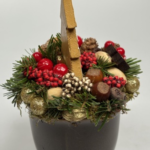 Csokibarna bögrére épült, mézeskalács fenyőt formázó kiegészítővel díszített adventi asztaldísz örökzöldekkel (XM-33) - karácsony - adventi díszek - adventi asztaldísz - Meska.hu