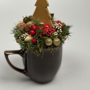 Csokibarna bögrére épült, mézeskalács fenyőt formázó kiegészítővel díszített adventi asztaldísz örökzöldekkel (XM-33) - karácsony - adventi díszek - adventi asztaldísz - Meska.hu