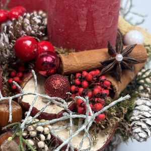 Növényi részekkel és termésekkel ékített hengergyertyás, fakorongon nyugvó, adventi asztaldísz gazdagon díszítve (AW28) - karácsony - adventi díszek - adventi asztaldísz - Meska.hu