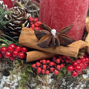 Növényi részekkel és termésekkel ékített hengergyertyás, fakorongon nyugvó, adventi asztaldísz gazdagon díszítve (AW28) - karácsony - adventi díszek - adventi asztaldísz - Meska.hu
