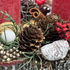 Növényi részekkel és termésekkel ékített hengergyertyás, fakorongon nyugvó, adventi asztaldísz gazdagon díszítve (AW28) - karácsony - adventi díszek - adventi asztaldísz - Meska.hu