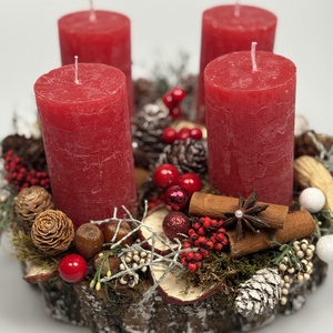Növényi részekkel és termésekkel ékített hengergyertyás, fakorongon nyugvó, adventi asztaldísz gazdagon díszítve (AW28) - Meska.hu