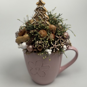 Mályva bögrére épült, mézeskalács fenyőt formázó kiegészítővel díszített adventi asztaldísz örökzöldekkel (XM-37), Karácsony, Adventi díszek, Adventi asztaldísz, Virágkötés, 22 cm magas, füle nélkül 14, fülével együtt 16 cm széles, mályvaszínű bögrére épült, mézeskalács fe..., MESKA