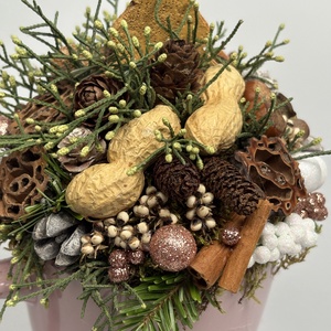 Mályva bögrére épült, mézeskalács fenyőt formázó kiegészítővel díszített adventi asztaldísz örökzöldekkel (XM-37) - karácsony - adventi díszek - adventi asztaldísz - Meska.hu