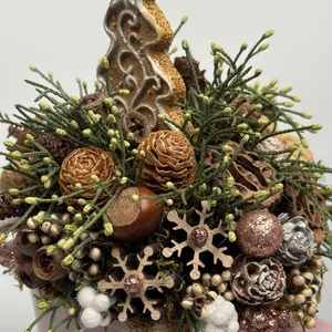 Mályva bögrére épült, mézeskalács fenyőt formázó kiegészítővel díszített adventi asztaldísz örökzöldekkel (XM-37) - karácsony - adventi díszek - adventi asztaldísz - Meska.hu