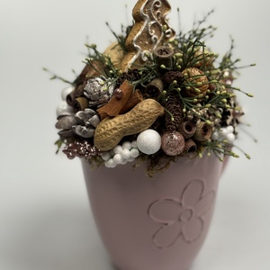 Mályva bögrére épült, mézeskalács fenyőt formázó kiegészítővel díszített adventi asztaldísz örökzöldekkel (XM-37) - karácsony - adventi díszek - adventi asztaldísz - Meska.hu