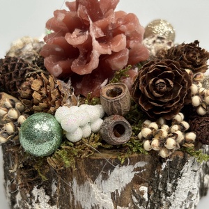 Toboz formájú gyertyával ékesített, fakorongra épült adventi asztaldísz némi csillogással (XF40) - karácsony - adventi díszek - adventi asztaldísz - Meska.hu