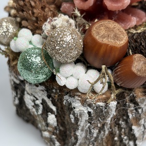 Toboz formájú gyertyával ékesített, fakorongra épült adventi asztaldísz némi csillogással (XF40) - karácsony - adventi díszek - adventi asztaldísz - Meska.hu