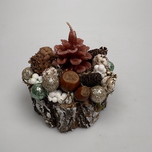 Toboz formájú gyertyával ékesített, fakorongra épült adventi asztaldísz némi csillogással (XF40) - Meska.hu