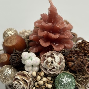 Toboz formájú gyertyával ékesített, fakorongra épült adventi asztaldísz némi csillogással (XF40) - karácsony - adventi díszek - adventi asztaldísz - Meska.hu