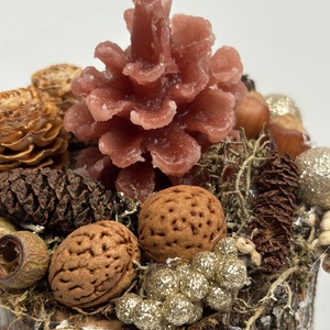 Pezsgő színű csillogással felszerelt, toboz formájú gyertyával ékesített, fakorongra épült adventi minidísz (XF41) - karácsony - adventi díszek - adventi asztaldísz - Meska.hu