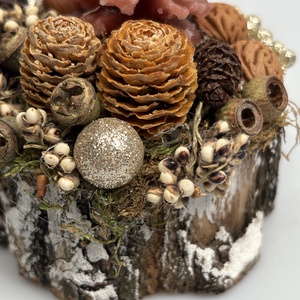 Pezsgő színű csillogással felszerelt, toboz formájú gyertyával ékesített, fakorongra épült adventi minidísz (XF41) - karácsony - adventi díszek - adventi asztaldísz - Meska.hu