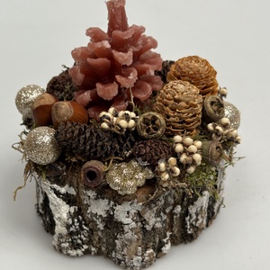 Pezsgő színű csillogással felszerelt, toboz formájú gyertyával ékesített, fakorongra épült adventi minidísz (XF41) - karácsony - adventi díszek - adventi asztaldísz - Meska.hu