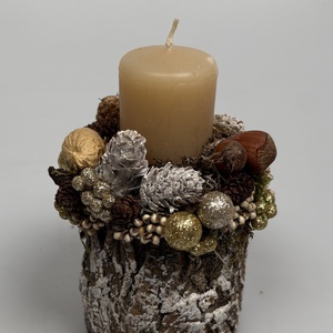 Fatuskóra épült, mézeskalács színű hengergyertyával ékesített, csillogást sem nélkülőző adventi mini asztaldísz (XF42) - Meska.hu