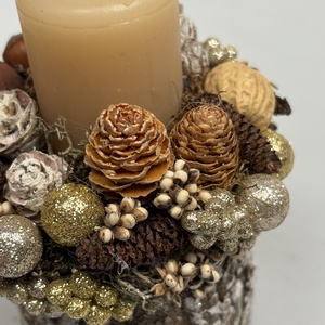 Fatuskóra épült, mézeskalács színű hengergyertyával ékesített, csillogást sem nélkülőző adventi mini asztaldísz (XF42) - karácsony - adventi díszek - adventi asztaldísz - Meska.hu