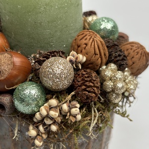 Szürke-mézbarna kaspóra épült, zöld hengergyertyával ékesített, csillogást sem nélkülőző, mini adventi asztaldísz (XF43) - karácsony - adventi díszek - adventi asztaldísz - Meska.hu