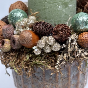 Szürke-mézbarna kaspóra épült, zöld hengergyertyával ékesített, csillogást sem nélkülőző, mini adventi asztaldísz (XF43) - karácsony - adventi díszek - adventi asztaldísz - Meska.hu