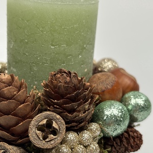 Szürke-mézbarna kaspóra épült, zöld hengergyertyával ékesített, csillogást sem nélkülőző, mini adventi asztaldísz (XF43) - karácsony - adventi díszek - adventi asztaldísz - Meska.hu