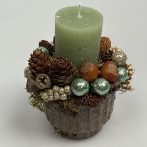 Szürke-mézbarna kaspóra épült, zöld hengergyertyával ékesített, csillogást sem nélkülőző, mini adventi asztaldísz (XF43) - Meska.hu