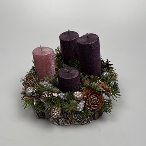 Hagyományos színvilágú - három lila és egy rózsaszín selyemfényű gyertyás adventi asztaldísz gazdagon díszítve (AW29), Karácsony, Adventi díszek, Adventi asztaldísz, Virágkötés, MESKA