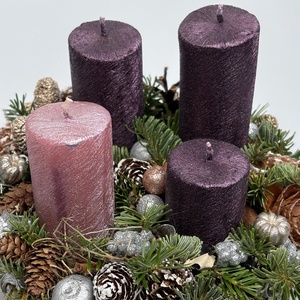 Hagyományos színvilágú - három lila és egy rózsaszín selyemfényű gyertyás adventi asztaldísz gazdagon díszítve (AW29) - karácsony - adventi díszek - adventi asztaldísz - Meska.hu
