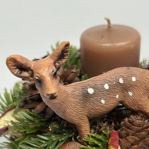 Fakorongra épült minidísz pettyes szarvas figurával, mézeskalács színű gyertyával gazdagon díszítve (FX-44) - karácsony - adventi díszek - adventi asztaldísz - Meska.hu