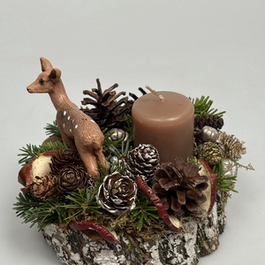 Fakorongra épült minidísz pettyes szarvas figurával, mézeskalács színű gyertyával gazdagon díszítve (FX-44) - karácsony - adventi díszek - adventi asztaldísz - Meska.hu
