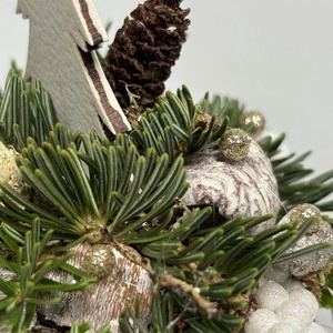 Fehér fafenyőfával ékesített. szürke-mézbarna kaspóra épült, csillogást sem nélkülöző mini adventi asztaldísz (XF-45) - karácsony - adventi díszek - adventi asztaldísz - Meska.hu