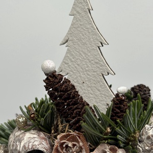 Fehér fafenyőfával ékesített. szürke-mézbarna kaspóra épült, csillogást sem nélkülöző mini adventi asztaldísz (XF-45) - karácsony - adventi díszek - adventi asztaldísz - Meska.hu