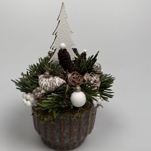 Fehér fafenyőfával ékesített. szürke-mézbarna kaspóra épült, csillogást sem nélkülöző mini adventi asztaldísz (XF-45), Karácsony, Adventi díszek, Adventi asztaldísz, Virágkötés, MESKA