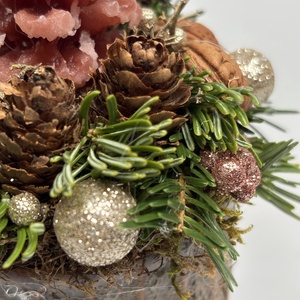 Tobozformájú gyertyával ékesített, szürke-mézbarna kaspóra épült, csillogást sem nélkülöző adventi asztaldísz (XF-46) - karácsony - adventi díszek - adventi asztaldísz - Meska.hu