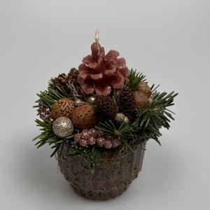 Tobozformájú gyertyával ékesített, szürke-mézbarna kaspóra épült, csillogást sem nélkülöző adventi asztaldísz (XF-46), Karácsony, Adventi díszek, Adventi asztaldísz, Virágkötés, MESKA