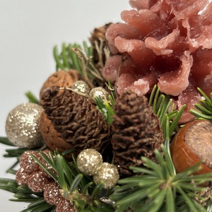 Tobozformájú gyertyával ékesített, szürke-mézbarna kaspóra épült, csillogást sem nélkülöző adventi asztaldísz (XF-46) - karácsony - adventi díszek - adventi asztaldísz - Meska.hu