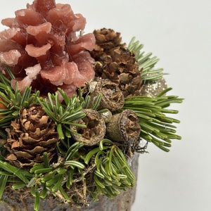 Tobozformájú gyertyával ékesített, szürke-mézbarna kaspóra épült, csillogást sem nélkülöző adventi asztaldísz (XF-46) - karácsony - adventi díszek - adventi asztaldísz - Meska.hu