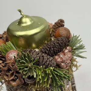 Fatuskóra épült, metálzöld gyertyával ékesített, csillogást sem nélkülőző adventi asztaldísz (XF47) - karácsony - adventi díszek - adventi asztaldísz - Meska.hu