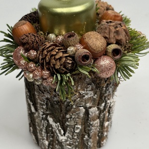 Fatuskóra épült, metálzöld gyertyával ékesített, csillogást sem nélkülőző adventi asztaldísz (XF47) - karácsony - adventi díszek - adventi asztaldísz - Meska.hu