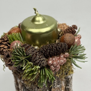 Fatuskóra épült, metálzöld gyertyával ékesített, csillogást sem nélkülőző adventi asztaldísz (XF47) - karácsony - adventi díszek - adventi asztaldísz - Meska.hu