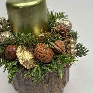 Zöld metálgyertyával ékesített, szürke-mézbarna kaspóra épült, csillogást sem nélkülöző adventi asztaldísz (XF-48) - karácsony - adventi díszek - adventi asztaldísz - Meska.hu