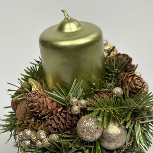 Zöld metálgyertyával ékesített, szürke-mézbarna kaspóra épült, csillogást sem nélkülöző adventi asztaldísz (XF-48) - karácsony - adventi díszek - adventi asztaldísz - Meska.hu