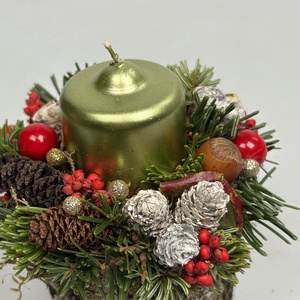 Fatuskóra épült, metálzöld gyertyával ékesített, csillogást sem nélkülőző pirosas adventi asztaldísz (XF49) - karácsony - adventi díszek - adventi asztaldísz - Meska.hu