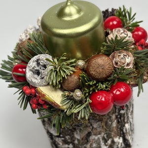 Fatuskóra épült, metálzöld gyertyával ékesített, csillogást sem nélkülőző pirosas adventi asztaldísz (XF49) - karácsony - adventi díszek - adventi asztaldísz - Meska.hu