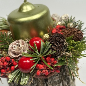 Fatuskóra épült, metálzöld gyertyával ékesített, csillogást sem nélkülőző pirosas adventi asztaldísz (XF49) - karácsony - adventi díszek - adventi asztaldísz - Meska.hu