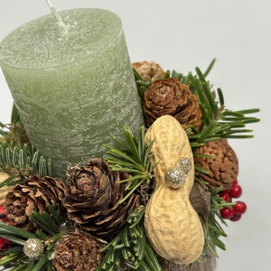Zöld hengergyertyával ékesített, szürke-mézbarna kaspóra épült, csillogást sem nélkülöző pirosas asztaldísz (XF-50) - karácsony - adventi díszek - adventi asztaldísz - Meska.hu