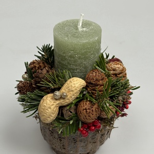 Zöld hengergyertyával ékesített, szürke-mézbarna kaspóra épült, csillogást sem nélkülöző pirosas asztaldísz (XF-50) - Meska.hu