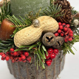 Zöld hengergyertyával ékesített, szürke-mézbarna kaspóra épült, csillogást sem nélkülöző pirosas asztaldísz (XF-50) - karácsony - adventi díszek - adventi asztaldísz - Meska.hu