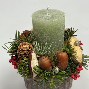 Zöld hengergyertyával ékesített, szürke-mézbarna kaspóra épült, csillogást sem nélkülöző pirosas asztaldísz (XF-50) - karácsony - adventi díszek - adventi asztaldísz - Meska.hu